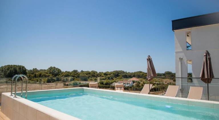 Charming serviced apartment with terrace & private pool | Pet-friendly — photo 3