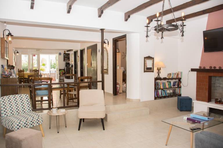 Apartment with garden, pool & terrace — photo 5