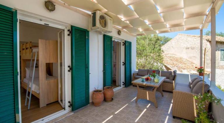 Vacation home with patio — photo 3