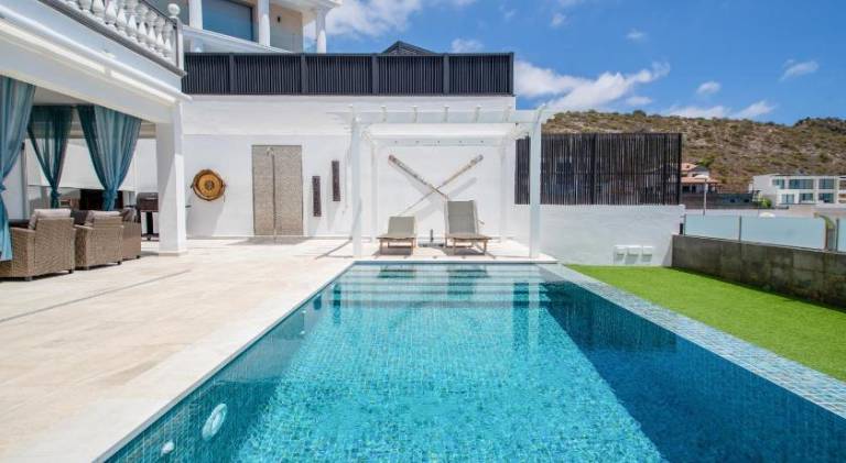 Villa with pool — photo 3
