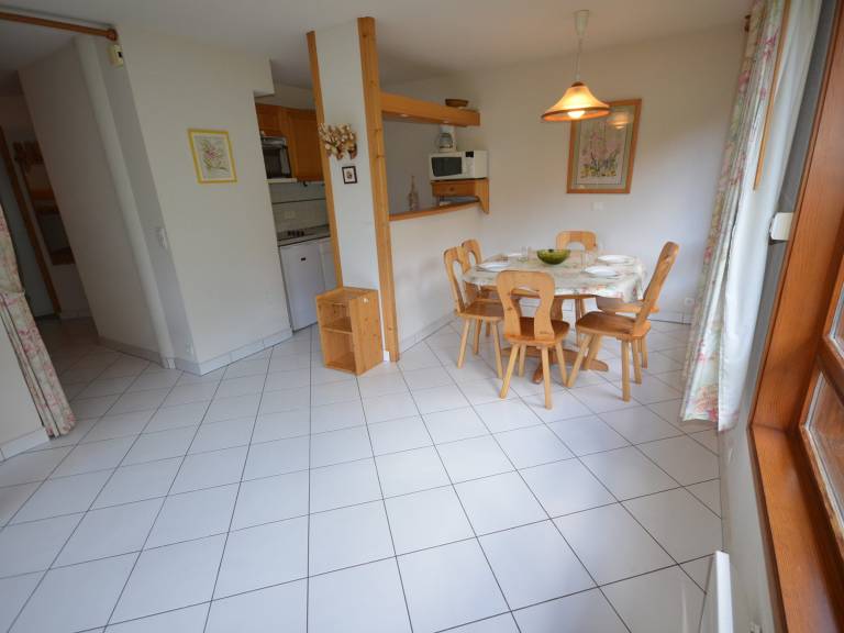 Ski-In/Ski-Out Apartment in Les Gets - 3 Stars, Balcony, Mountain Views, Free Shuttle — photo 4