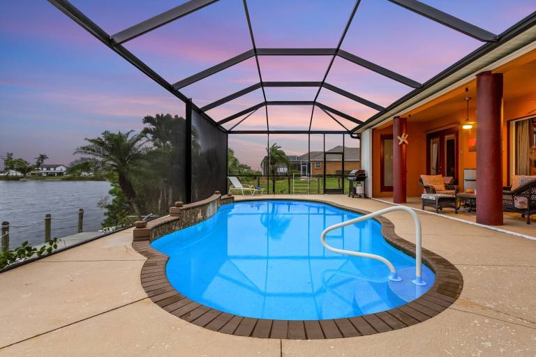 Heated Pool and Backs onto Freshwater Lake - Billie's Gulf Coast Getaway - Roelens — photo 3
