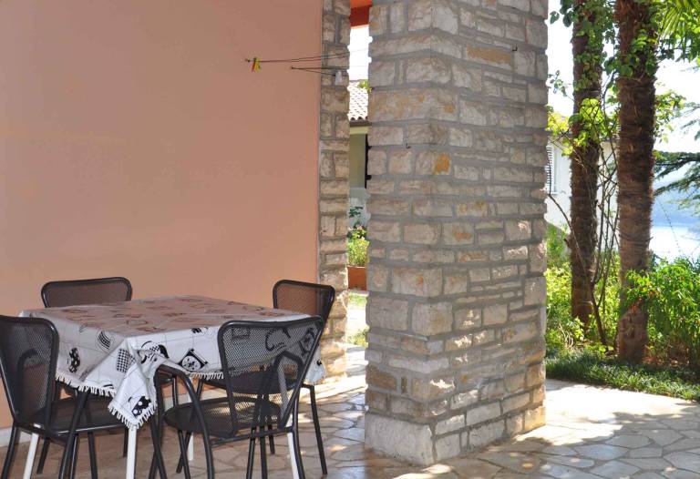 Apartment with yard, barbeque & terrace — photo 5