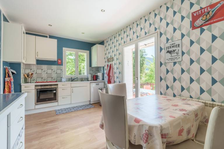 Family-friendly vacation home with patio, yard & barbecue | Mountain view | Dogs allowed — photo 3