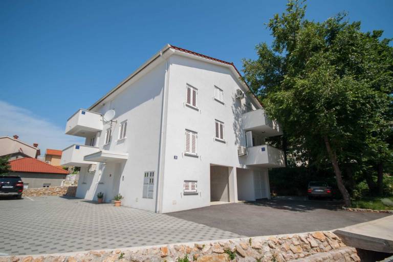 Holiday apartment with terrace in Baska