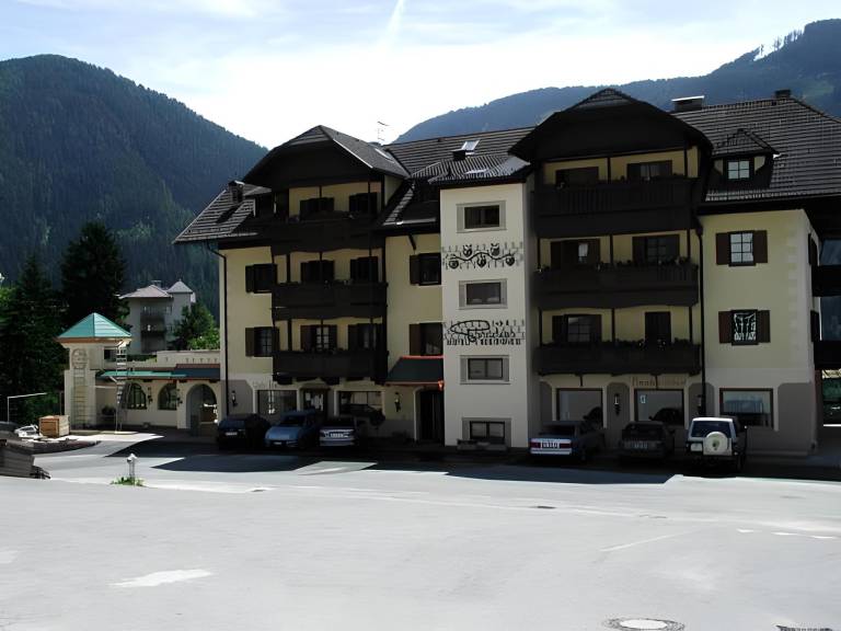 Hotel Paradies in Tires