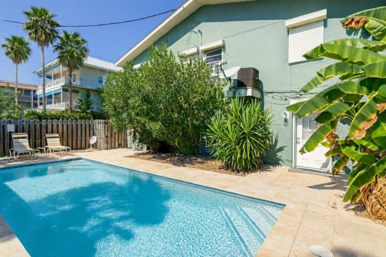 Unique 2 in 1 BayViews Pool — photo 2