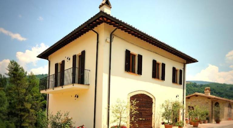Farm with yard, grill & terrace in Foligno