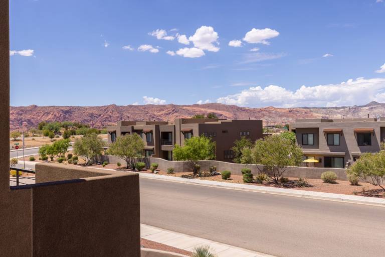 Fully equipped ample vacation home with heated pool, BBQ & hot tub | Golf view | Pets allowed — photo 4