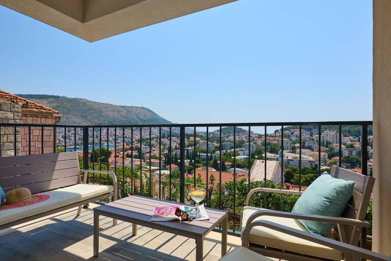 Rental apartment with patio — photo 3