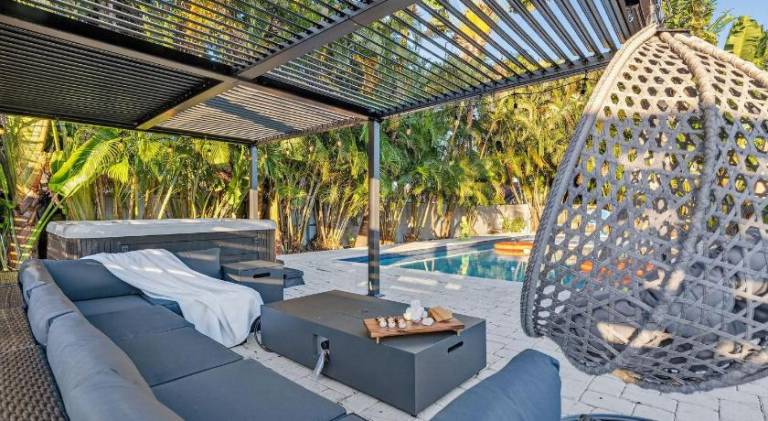 Vacation home with pool — photo 2