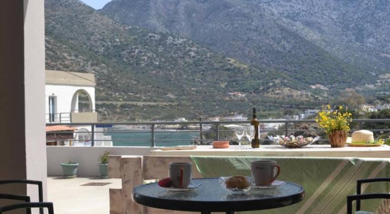 Vacation home with terrace in Mylopotamos