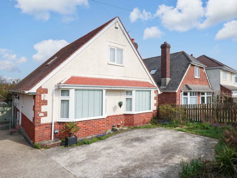 Cottage with yard | Beach view in Weymouth