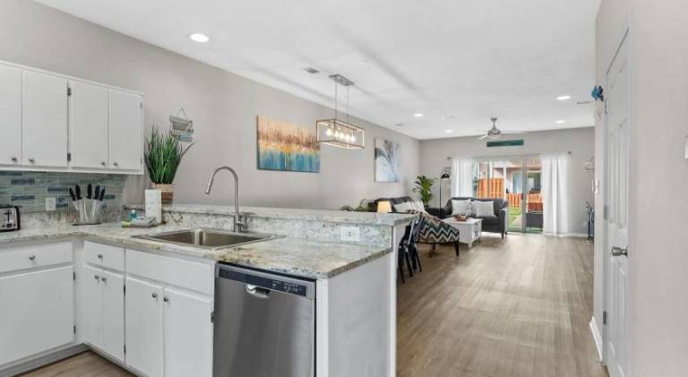 Vacation home with pool — photo 4