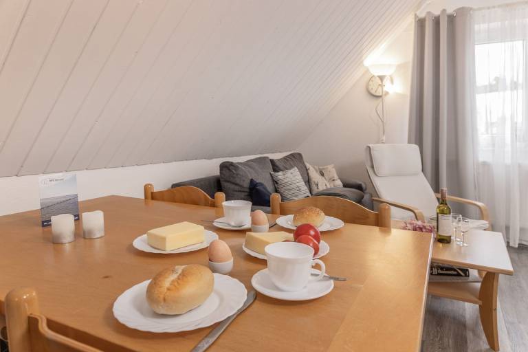 Zeit für Zweisamkeit: Die Obergeschosswohnung mit ihren ca. 40 qm ist reizend und behaglich gestaltet. Auf dem schönen Balkon kann man den Tag wunderbar ausklingen lassen.

Im Dezember 2019 wurde die Ferienwohnung komplett renoviert und neu eingerichtet. — photo 4