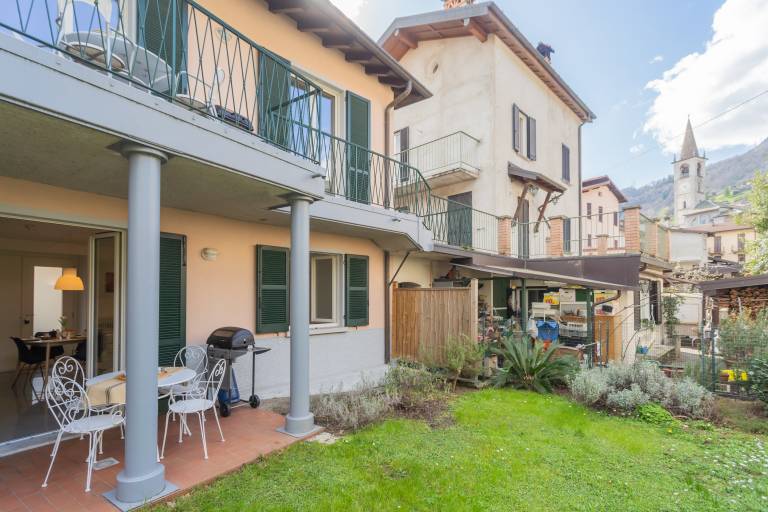 Holiday apartment with barbecue, terrace & garden | Mountain view — photo 2
