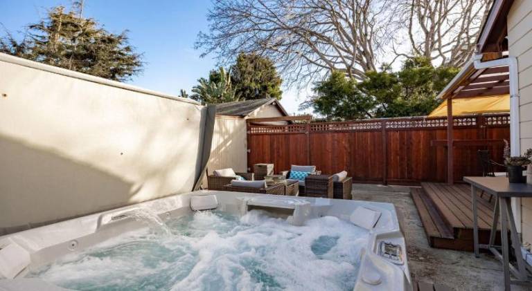 House with jacuzzi — photo 3