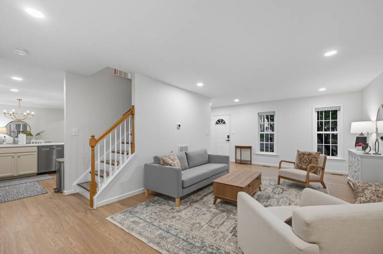 4BR Executive Home Relocation & Extended Stay Garage Office — photo 4