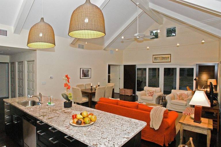 Beautiful 3/2.5 House Big Fenced Yard -Walk to Beach, coffee, food -Dogs OK — photo 2