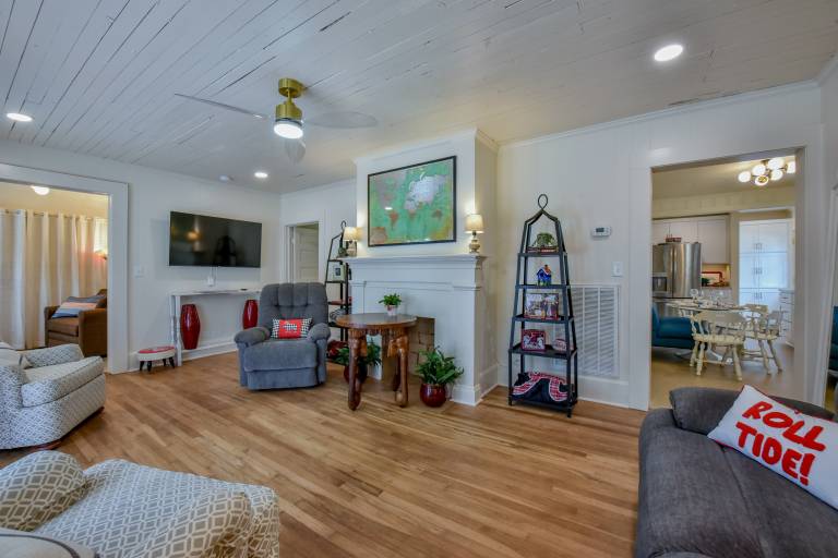 1 Mile to UA Campus: Walkable Midtown Getaway in Tuscaloosa, AL