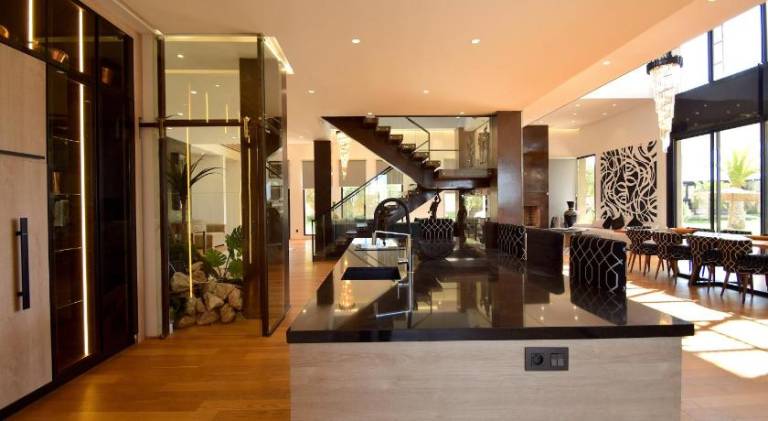 Villa with hot tub & pool — photo 2