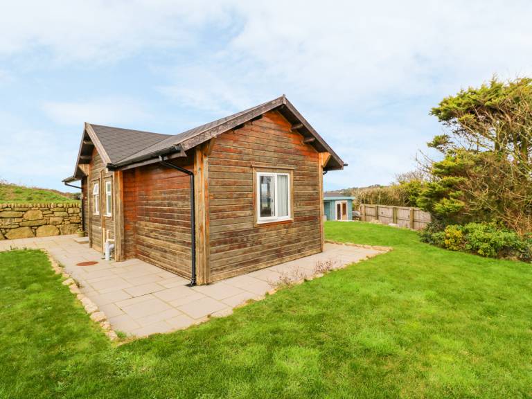 Cottage with hot tub & garden — photo 2