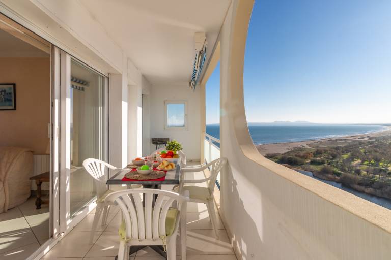 Two bedroom apartment with sea view — photo 3