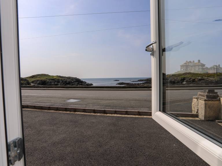Children-friendly charming cottage with barbeque, yard & jacuzzi | Beach view | Next to the beach | Pets allowed — photo 3
