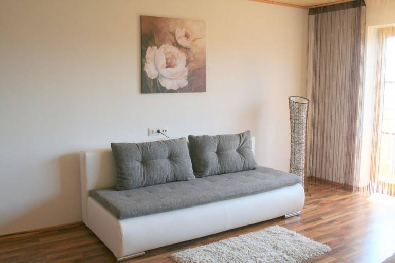 Rental apartment with yard, BBQ & patio — photo 3