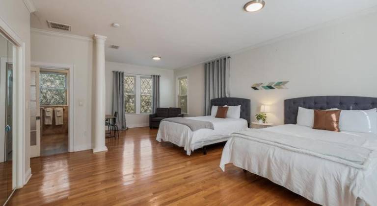 440M- 4 Queen size-beds- 2 Twins - Free Parking- Fast Wi-Fi — photo 2