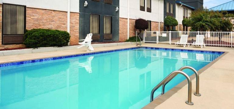 HomeTown Hotel Bryant — photo 3
