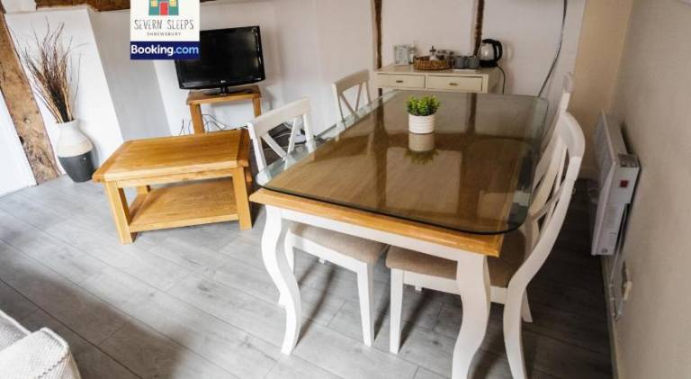 Five Guest Rooms in Tudor House Short Lets & Serviced Accommodation Frankwell Shrewsbury With Free W — photo 5