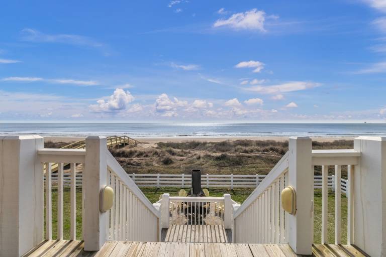 Big vacation home with BBQ & yard | Pets allowed — photo 4