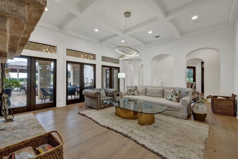 Luxurious Watershaus Ranch - Pool and Hot Tub, Fireplaces, Stunning Views! — photo 4