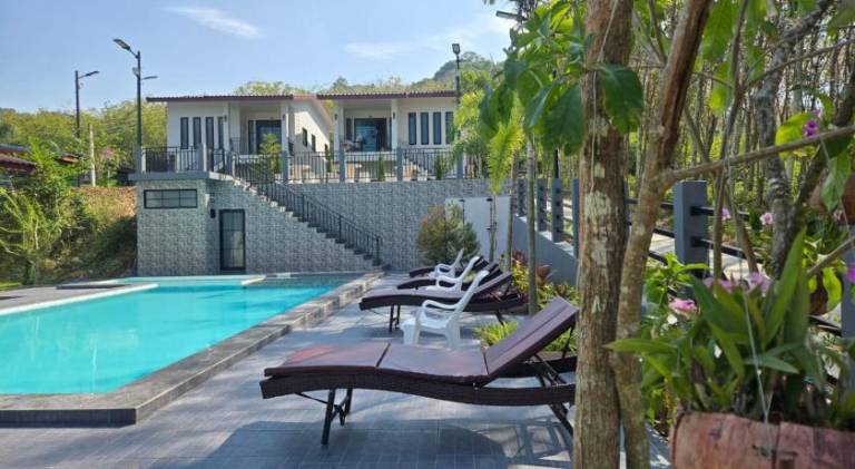 House with pool — photo 2