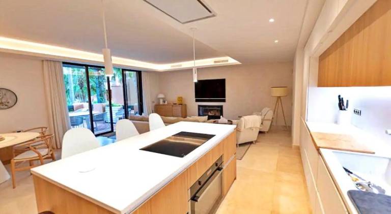 Luxury 4 BD Penthouse with Private Pool by Hostlovers — photo 2