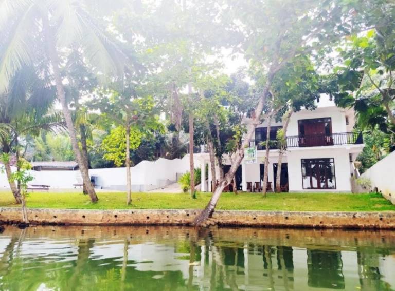 Villa with pool, barbecue & yard | Water view in Hikkaduwa