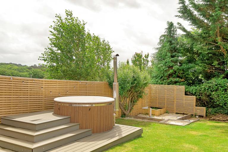 House with yard & hot tub — photo 2