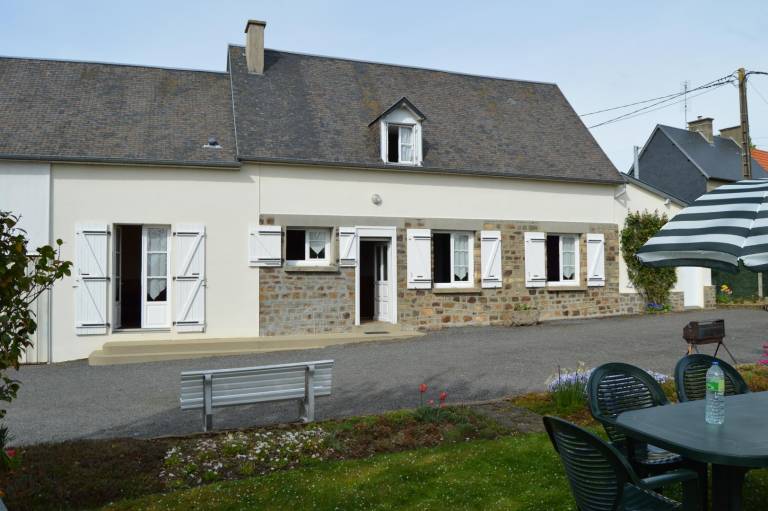 Gite with barbeque & yard — photo 2