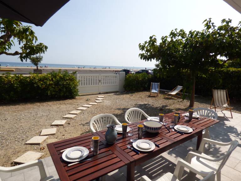 Villa with grill, patio & garden | Beach view — photo 2