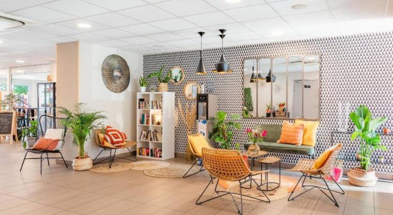 Serviced apartment with pool, garden & terrace | Perfect for remote work — photo 3