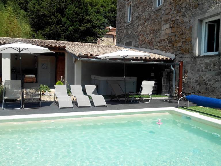 Apartment 'La Pergola' with Mountain View, Wi-Fi and Air Conditioning in Saint-Jean-du-Gard