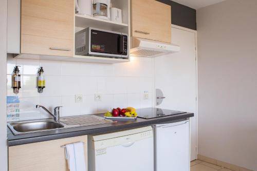 Serviced apartment with patio, yard & pool — photo 2