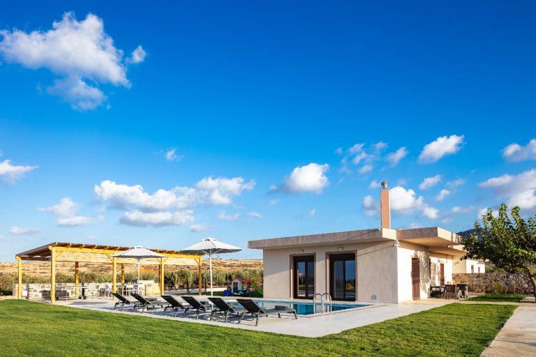 Villa with barbeque, yard & pool — photo 4
