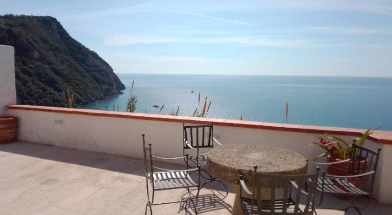 Lovely vacation home with patio | Close to the beach | Perfect for remote work | Pets allowed in Serrara Fontana