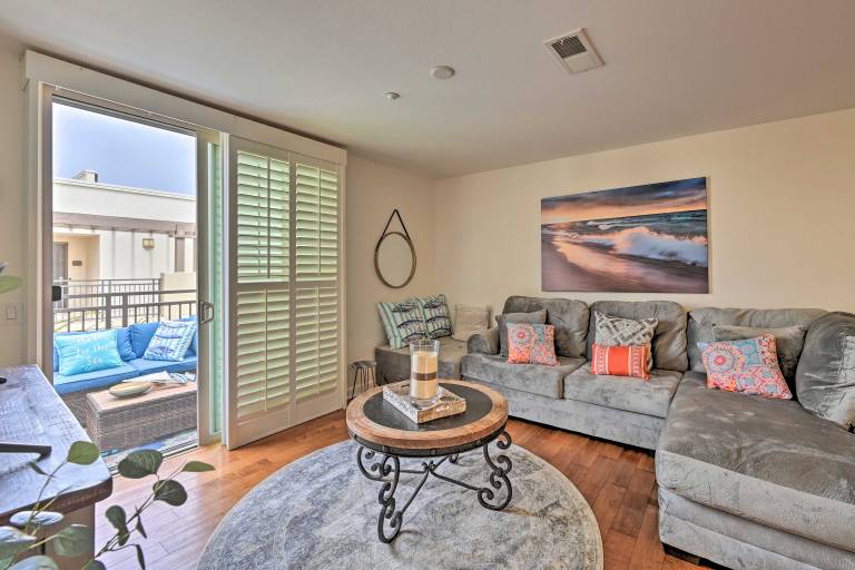 Breezy Oceanside Condo < 1/2 Mi to Beach! — photo 3