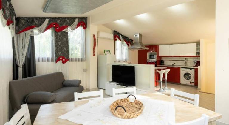 Vacation home with yard, BBQ & pool | Pets are welcome — photo 3