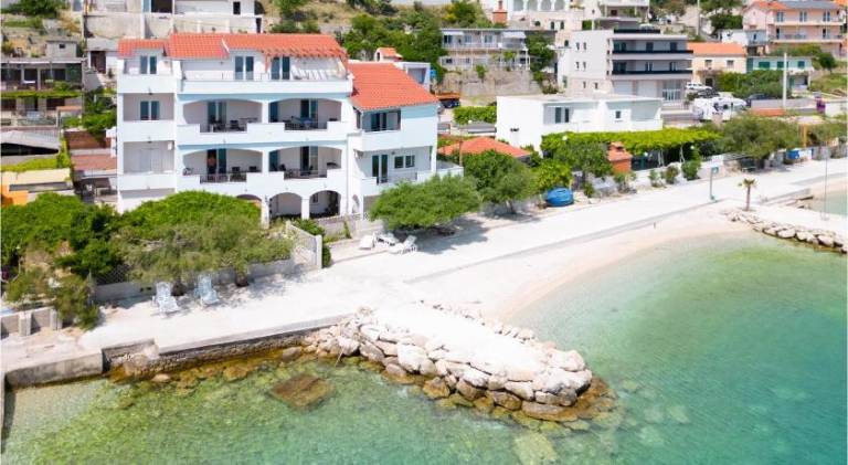 Rental apartment with 2 rooms for 5 persons in Podstrana