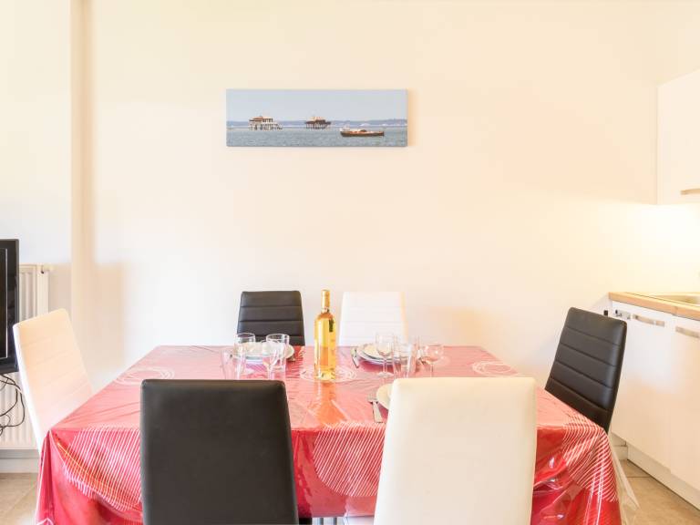 Rental apartment with patio, barbecue & yard — photo 5