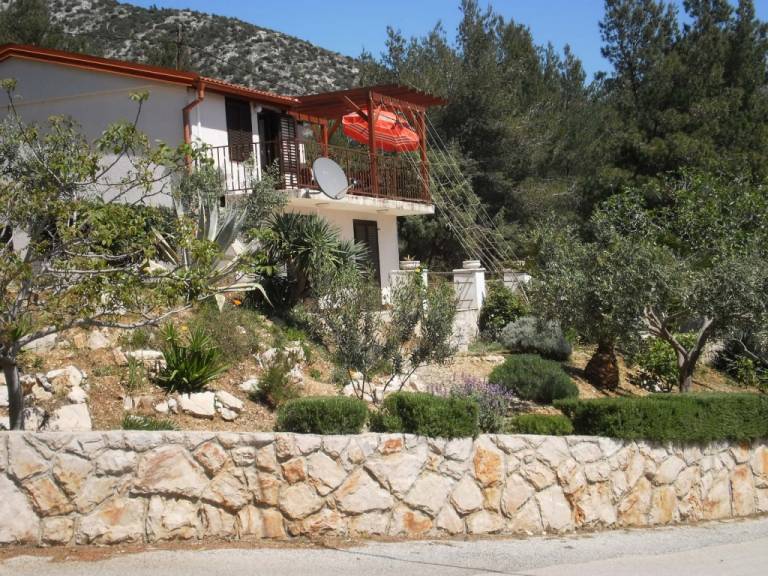Rental apartment with terrace & barbecue in Hvar